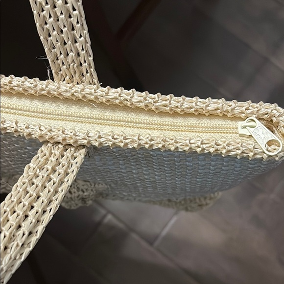 Elegant Two-Tone straw like Woven Tote Bag, lined with pockets - Picture 7 of 10